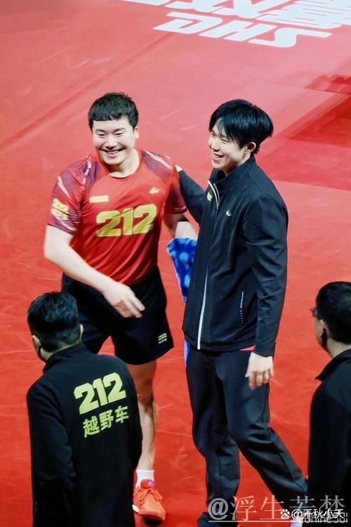 两位老将亮相B组举重赛场 两位老将亮相B组举重赛场